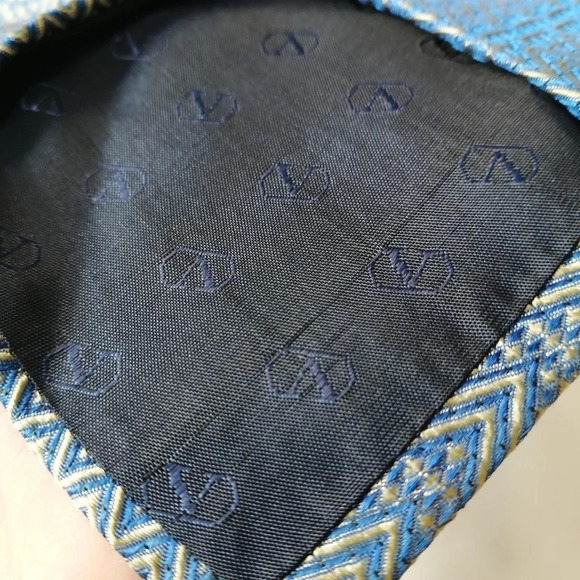 Valentino 100% Silk Blue and Gold Chevron Textured Luxury Tie Hand Made in Italy - Picture 12 of 16